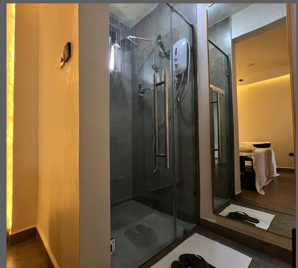 BARBERSTOP spa bathroom